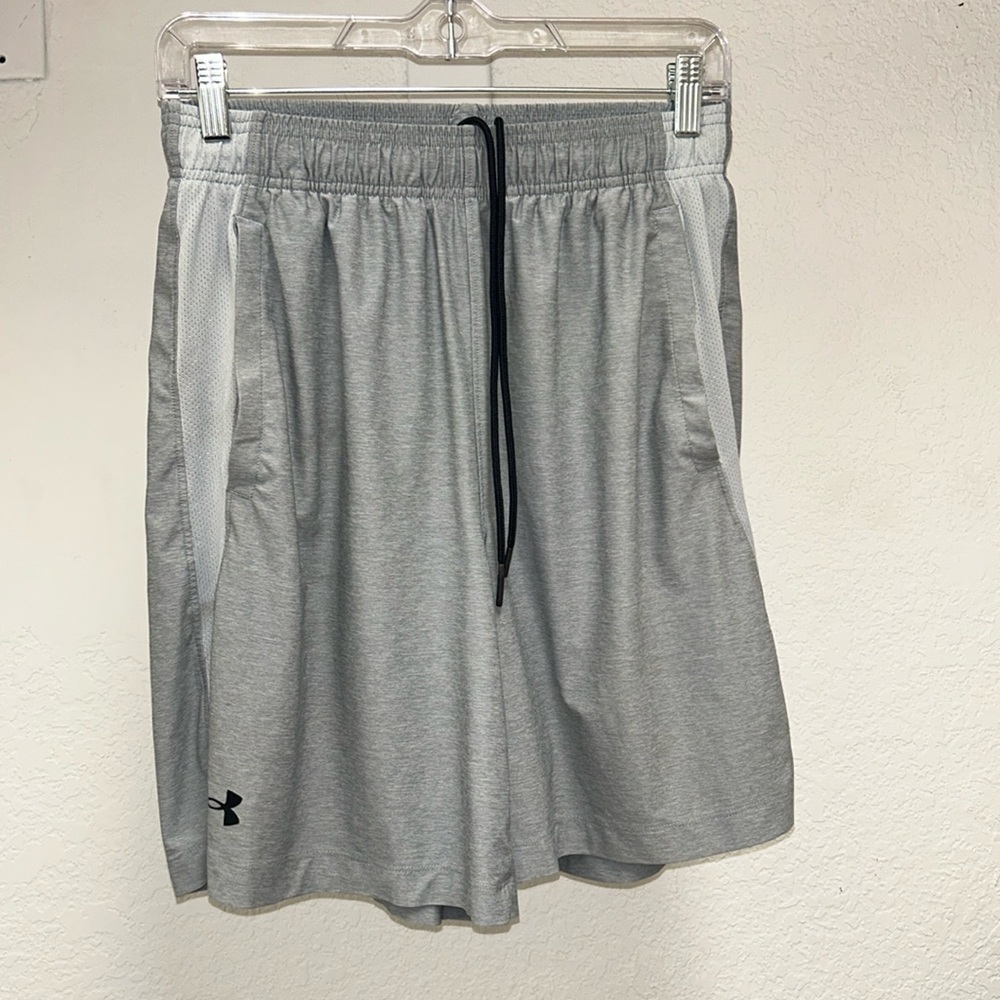 Mens EUC Under Armour Shorts size Medium
